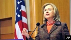 En la Conferencia de Desarrollo Sostenible de Rio+20, la secretaria de Estado de EE.UU, Hillary Clinton, invitó a “pensar diferente” al tomar medidas para generar un crecimiento económico sostenido.