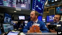 Los especialistas Charles Boeddinghaus y Michael Milano trabajan en el piso de la Bolsa de Nueva York, el 24 de octubre de 2018.