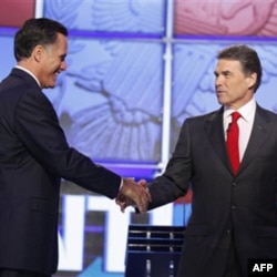 Raqiblar - Mitt Romni (chapdan) va Rik Perri