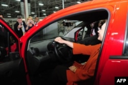 Klinton xonim O'zbekistonda ishlab chiqarilgan "Chevrolet Spark" avtomolini sinab ko'rmoqda