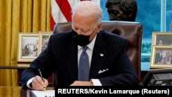Biden potpisuje ukidanje zabranje regrutovanja transrodnih osoba u rodove američke vojske (Foto: REUTERS/Kevin Lamarque)