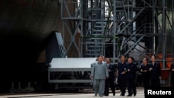 Severnokorejski lider Kim Džong Un u inspepkciji nove podmornice, 23. jul 2019.