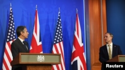 Waziri wa Mambo ya Nje wa Marekani Antony Blinken na mwenzake wa Uingereza Dominic Raab.
Chris J Ratcliffe/Pool via REUTERS