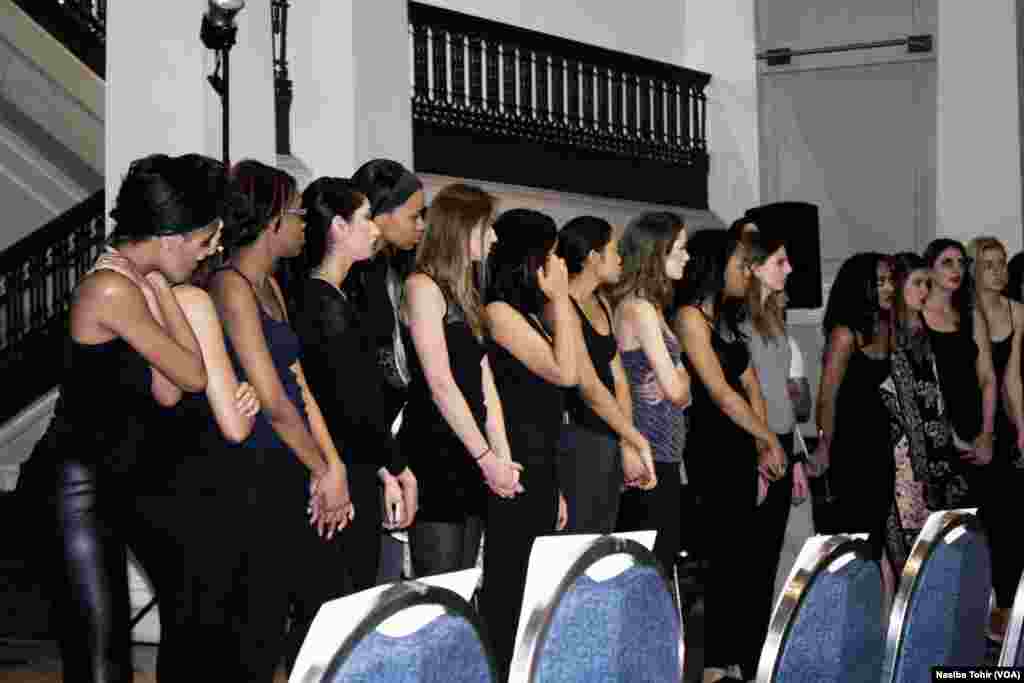 Modellar tomosha oldidan ko'rsatma olayapti. Bu qiz va yigitlar ham ishlaydi, ham o'qiydi.