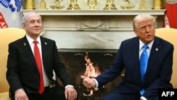 از راست به چپ، رییس جمهور ایالات متحده، و بنیامین نتنیاهو، صدراعظم اسراییل، در قصر سفید