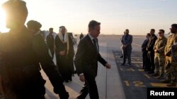 Američki državni sekretar Antony Blinken ukrava se u avion na Međunarodni aerodrom King Khalid u Rijadu.