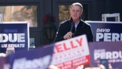 លោក David Perdue សមាជិកព្រឹទ្ធសភាប្រចាំរដ្ឋ Georgia ខាងគណបក្សសាធារណរដ្ឋ ថ្លែងទៅកាន់អ្នកគាំទ្រក្នុងយុទ្ធនាការស្វែងរកសំឡេងគាំទ្រ នៅទីក្រុង Milton រដ្ឋ Georgia កាលពីថ្ងៃទី២១ ខែធ្នូ ឆ្នាំ២០២០។