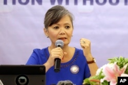 រូបឯកសារ៖ អ្នកស្រី មូរ សុខហួរ អនុប្រធានគណបក្សសង្គ្រោះជាតិ ដែលត្រូវបានតុលាការរំលាយចោល ថ្លែងក្នុងសន្និសីទសារព័ត៌មានមួយនៅទីក្រុងហ្សាការតា ប្រទេសឥណ្ឌូនេស៊ី ថ្ងៃទី៣០ ខែកក្កដា ឆ្នាំ២០១៨។ (AP)