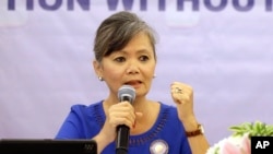 រូបឯកសារ៖ អ្នកស្រី មូរ សុខហួរ អនុប្រធានគណបក្សសង្គ្រោះជាតិ ដែលត្រូវបានតុលាការរំលាយចោល ថ្លែងក្នុងសន្និសីទសារព័ត៌មានមួយនៅទីក្រុងហ្សាការតា ប្រទេសឥណ្ឌូណេស៊ី ថ្ងៃទី៣០ ខែកក្កដា ឆ្នាំ២០១៨។ (AP)