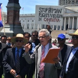 ​លោក​ Alan Lowenthal ​ថ្លែង​សុន្ទរកថា​ទៅ​កាន់​បាតុករ​ខ្មែរ​អាមេរិកាំង​ដែលតវ៉ា​នៅ​ខាងមុខ​រដ្ឋ​សភា​សហរដ្ឋ​អាមេរិក​កាល​ពី​ឆ្នាំ​២០១៦។