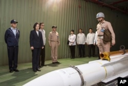 台灣國防部公佈的照片顯示，在一次演習期間，軍方在蘇澳海軍基地向總統蔡英文介紹一枚導彈。
