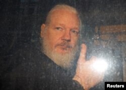 Julian Assange es visto por unos como un héroe por exponer lo que sus simpatizantes ven como abuso de poder por parte de los estados modernos y por defender la libertad de expresión. Otros lo aborrecen y ven como un rebelde peligroso que ha socavado la seguridad de Estados Unidos.