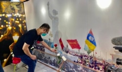 支联会秘书蔡耀昌在六四纪念馆今年新设立的小场区，献花悼念六四死难者。 (美国之音 汤惠芸拍摄)