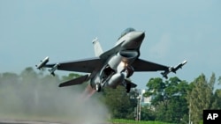 资料照片：台湾的汉光军事演习里，美国制造的F-16战斗机从公路上起飞（2015年12月16日）