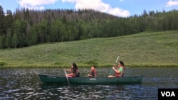 កូន​ខ្មែរ​ដែលគ្រួសារ​អាមេរិកាំង​យក​មក​ចិញ្ចឹម កំពុង​ប្រណាំង​ទូក ដែល​ជា​ផ្នែក​មួយ​នៃ​កម្មវិធី​បោះជំរំ​រដូវ​ក្តៅ នៅ​រមណីយដ្ឋាន Snow Mountain Range ​រដ្ឋ Colorado កាល​ពី​ខែ​កក្កដា ​ឆ្នាំ​២០១៧។ (ប៉ូច រាសី/VOA)