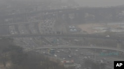 SoVehicles move near the Han river in Seoul, South Korea, Tuesday, March 5, 2019. (AP Photo/Lee Jin-man)