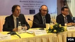 George Edgar, (first left) EU ambassador to Cambodia during the discussion “Business and Development” in Cambodia on October 04, 2018 in Phnom Penh. (VOA Khmer)