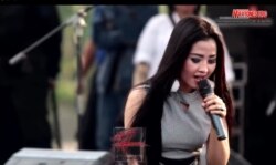 Artis Nasha Aqila sedang beraksi di atas panggung (foto: courtesy).