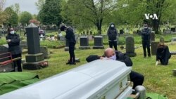 በቨርጂኒያ ዊልክስ ጎዳና በሚገኘው የመቃብር ቦታ የወሮ ወገን ደበሌ የቀብር ሥነ ስርዓት ሲፈፀም ባለቤቷ አቶ ይልማ አስፋውና ወዳጆቻቸው