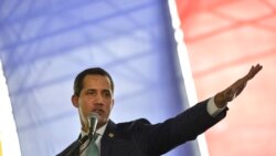 El líder de la oposición venezolana y presidente interino de Venezuela, Juan Guaidó, habla con los líderes sindicales en Caracas, Venezuela.