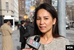 កញ្ញា កឹម មនោវិទ្យា អគ្គនាយករងកិច្ចការសាធារណៈនៃគណបក្សសង្គ្រោះជាតិ ផ្តល់បទសម្ភាសន៍ឲ្យវីអូអេ ក្រោយពីកិច្ចពិភាក្សាស្តីពី «‍ការធ្លាក់ចុះលទ្ធិប្រជាធិបតេយ្យនៅកម្ពុជា» ដែលរៀបចំឡើងនៅឯស្ថានបេសកកម្មសហរដ្ឋអាមេរិក ប្រចាំនៅអង្គការសហប្រជាជាតិក្នុងបុរីញូយ៉ក កាលពីថ្ងៃទី១៩ ខែធ្នូ ឆ្នាំ២០១៧។ (សាយ មុន្នី/VOA)