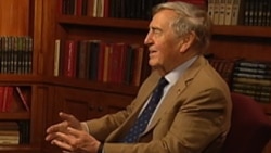 资料照片：格雷厄姆·艾利森接受美国之音专访。