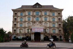 រូបឯកសារ៖ សណ្ឋាគារមួយនៅខេត្តសៀមរាបមានបិទបដាជួលនិងលក់ ក្នុងអំឡុងជំងឺរាតត្បាតកូវីដ១៩ កាលពីថ្ងៃទី៥ ខែមីនា ឆ្នាំ២០២០។ (AFP)