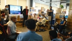 លោក​អ៊ូ វីរៈ​ (ឈរ​ខាង​ឆ្វេង​បង្អស់) ស្ថាបនិក​នៃ​អង្គការ​វេទិកា​អនាគត​ ធ្វើបទបង្ហាញអំពីការសិក្សានៃផលប៉ះពាល់​ខាង​សេដ្ឋកិច្ច​ដោយសារ​ជំងឺកូវីដ១៩​ នៅ​ការិយាល័យ​របស់​លោក​ក្នុងទីក្រុង​ភ្នំពេញ​ ថ្ងៃទី​២២ ខែកក្កដា​ ឆ្នាំ​ ២០២០។ (រូបថត​ពី​វេទិកា​អនាគត)​