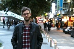 曾遭中國拒發簽證的瑞典記者悠野（Jojje Olsson）自2016年開始從台灣報導中國。（美國之音記者李玟儀攝