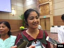 លោកស្រី មិថុនា ភូថង អភិបាល​ខេត្ត​កោះកុង និយាយ​ជាមួយអ្នកសារព័ត៌មាន​ក្នុង​សិក្ខា​សាលា​ផ្សព្វផ្សាយ​ផែនការ​យុទ្ធសាស្រ្ត​ស្តីពី​ការបង្កើន​ចំនួន​ស្រ្តី​ក្នុង​មុខ​តំណែង​គ្រប់គ្រង​នៅ​រដ្ឋបាល​ថ្នាក់​ក្រោម​ជាតិ​នា​ថ្ងៃ​ទី​២០ ខែ​កក្កដា ឆ្នាំ​២០១៧។(កាន់ វិច្ឆិកា/​VOA)