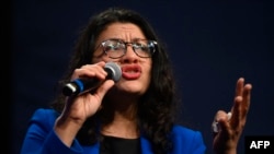 ARCHIVO - La congresista Rashida Tlaib, demócrata por Michigan, habla con los partidarios del candidato presidencial demócrata, el senador Bernie Sanders, en un evento de campaña en Clive, Iowa, el 31 de enero de 2020.
