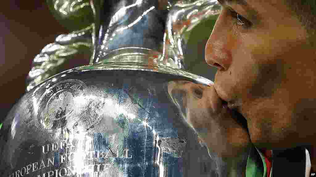 Cristiano Ronaldo avec la Coupe de l'euro 2016 au Stade de France à Saint-Denis, le 10 juillet 2016.