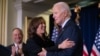 Wakil Presiden AS Kamala Harris memeluk Presiden Joe Biden sebelum memberikan sambutan di acara Komite Nasional Partai Demokrat di Washington, DC, pada 15 Desember 2024. (Foto: AFP/Saul Loeb)