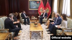 Crnogorski predsjednik Milo Đukanović i zamjenik pomoćnika američkog državnog sekretara Metju Palmer tokom susreta u Podgorici (rtcg.me)