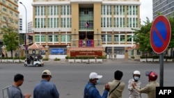 រូបឯកសារ៖ បុគ្គលិក​សន្តិសុខ ឈរ​នៅ​លើផ្លូវ​នៅ​ខាងមុខ​តុលាការ​ក្រុង​ភ្នំពេញ កាលពី​ថ្ងៃទី១ ខែសីហា ឆ្នាំ២០២០។