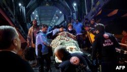 یک بیمار سرطانی که از غزه به آنکارا رسیده است. 