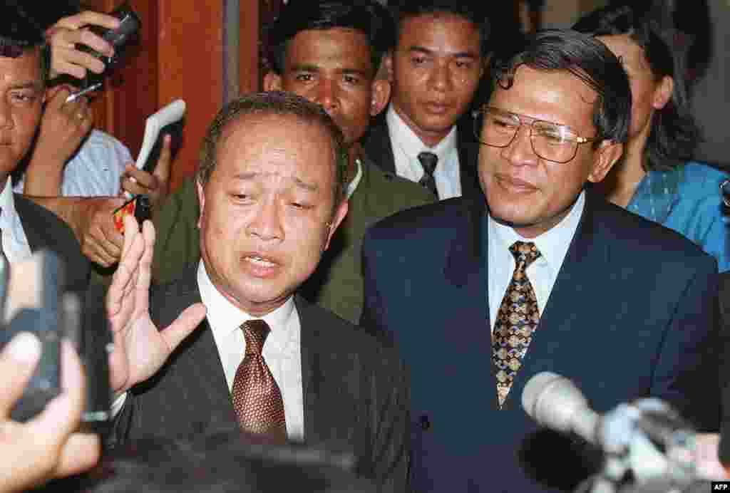 រូប​ឯកសារ៖ សម្ដេច​ក្រុម​ព្រះ​នរោត្តម រណឫទ្ធិ និង​លោក ហ៊ុន សែន ដែល​ជា​សហ​នាយករដ្ឋមន្ត្រី​កម្ពុជា ថ្លែង​នៅ​ក្នុង​សន្និសីទ​សារព័ត៌មាន​មិន​គ្រោង​ទុក​មួយ​នៅ​ថ្ងៃ​ទី ២១ ខែ​មិថុនា ឆ្នាំ ១៩៩៧ ដើម្បី​បញ្ជាក់​អំពី​ការ​ចាប់​ខ្លួន​មេដឹកនាំ​ខ្មែរ​ក្រហម​លោក ប៉ុល ពត។