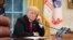 Архівна світлина. Президент США Дональд Трамп під час телефонної розмови в Овальному кабінеті 14 листопада 2018 р.