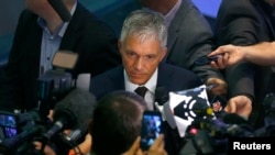  Michael Lauber, centro, fiscal general de Suiza, en una conferencia de prensa en Berna, Suiza, este miércoles, 17 de junio de 2015. 