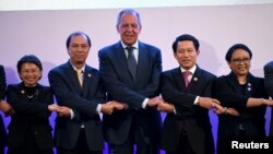 俄羅斯外長拉夫羅夫在馬尼拉與東盟國家外長手拉手。（2017年8月6日）