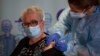 Josefa Perez (89 tahun) sedang divaksin vaksin virus Corona di rumah lansia l'Hospitalet de Llobregat di Barcelona, Spanyol, Minggu, 27 Desember 2020. (Foto: AP)