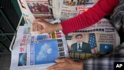 Dnevnici na kineskom jeziku u kineskoj četvrti u Los Angelesu. (Foto: AP/Damian Dovarganes)