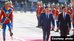 蒙古总理奥云额尔登·鲁布桑那木斯莱与中国副主席韩正在乌兰巴托政府宫前检阅仪仗队。2024年9月7日。 (美国之音 阿南德·图穆尔托古)