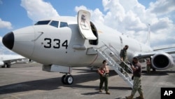 แฟ้มภาพ - เครื่องบินลาดตระเวน P-8A โปไซดอน ของสหรัฐฯ จอดพักอยู่ที่ฐานทัพอากาศคลาร์ค ในจังหวัดพัมพังกา ทางเหนือของฟิลิปปินส์ เมื่อ 20 มี.ค. 2565