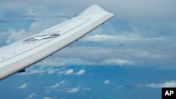 Američki izviđački avion P-8A Posejdon leti u blizini kineskih objekata i zgrada na veštačkom grebenu Vatreni krst u grupi ostrva Spratlis u Južnom kineskom moru, 20. marta 2022.