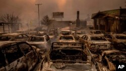 Izgorela vozila u mestu Altadena, 8. januar 2025. (AP Photo/Ethan Swope)