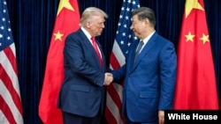 资料照片：美国总统特朗普2025年10月30日与中国国家主席习近平在韩国釜山会面。(白宫照片)