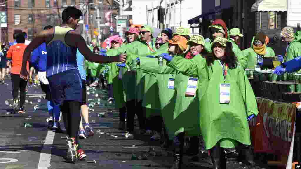 Un coureur fait une pause pour prendre de l'eau au moment où il arpente le boulevard Vernon dans la ville de Long Island, au quartier Queens de New York au cours du marathon de la ville de New York, le 2 novembre 2014. 