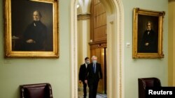 Lider većine u Senatu, republikanac Mič Mekonel pre glasanja o poništavanju veta predsednika Donalda Trampa na Zakon o nacionalnoj odbrani.