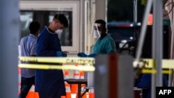 Zdravstveni radnici u objektu za testiranje na koronavirus u Majamiju, na Floridi, 24. jun 2020. (Foto: CHANDAN KHANNA / AFP)